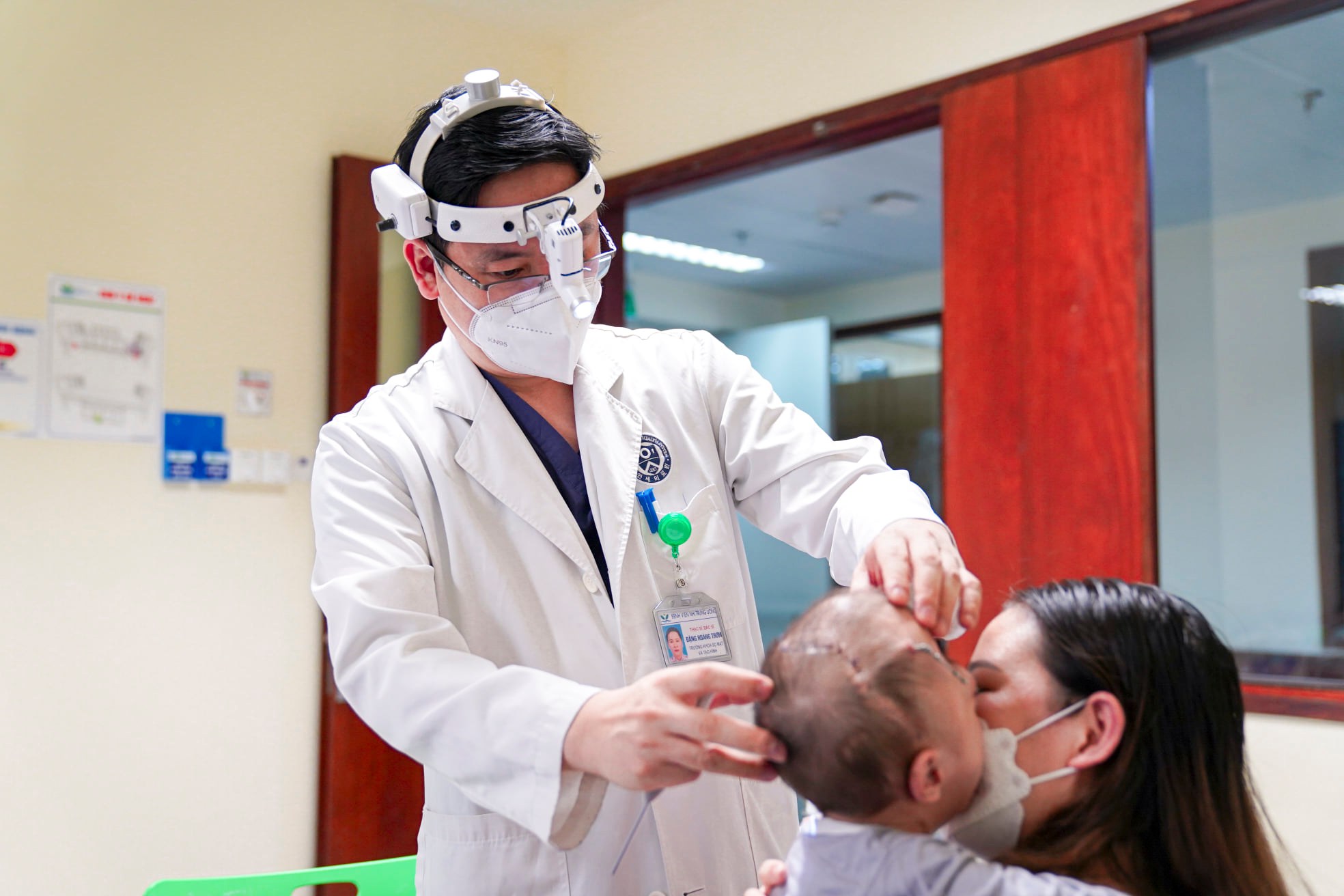 Bằng phương pháp mới, bác sĩtái tạo hình dạng hộp sọ cho bé gái 16 tháng mắc dị tật sọ mặt hiếm gặp  - Ảnh 4.