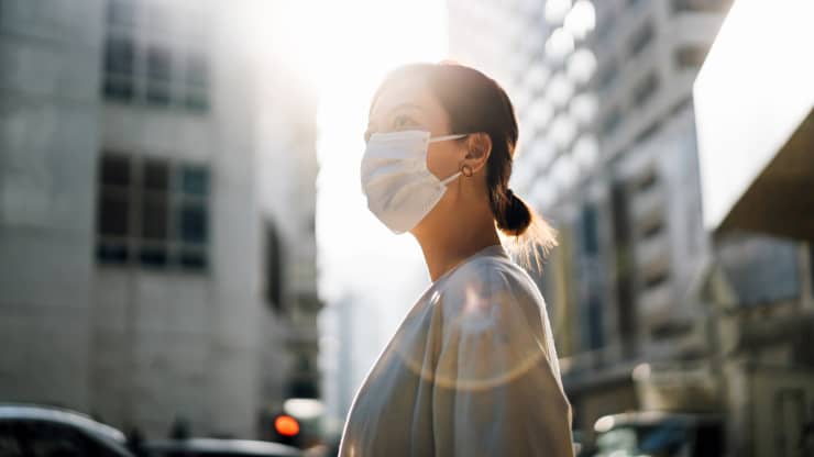 Chuyên gia y tế: Đại dịch COVID-19 kết thúc vào năm 2022 - Ảnh 1.