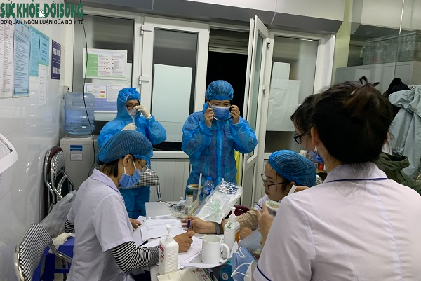 20h tại trạm y tế Bạch Mai - Cán bộ nhân viên xuống địa bàn làm test nhanh cho ca Sốt nghi ngờ mắc COVID - 19.