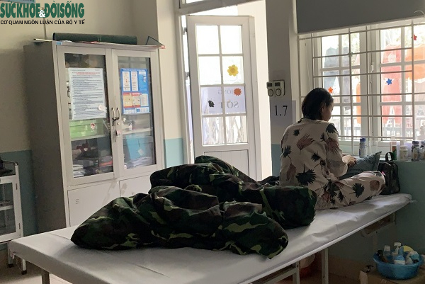 Một người dân đang được chăm sóc điều trị tại Trạm y tế lưu động phường Bạch Mai.