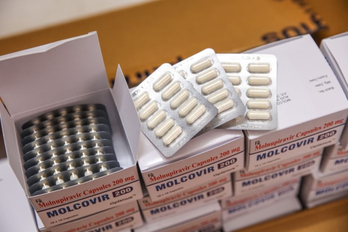 Bộ Y tế đã phân bổ 300.000 liều thuốc Molnupiravir điều trị có kiểm soát ca COVID-19 thể nhẹ tại 46 tỉnh, thành - Ảnh 1.
