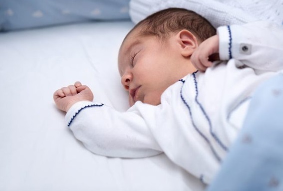 Có một sự khác biệt giữa người lớn và trẻ dưới 6 tháng tuổi là trong chu kỳ ngủ, thời gian ngủ sâu của người lớn chiếm 75%, còn trẻ con thời gian ngủ động lại chiếm 50%.