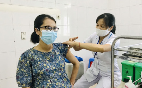 2 trường hợp cần trì hoãn tiêm vaccine COVID-19