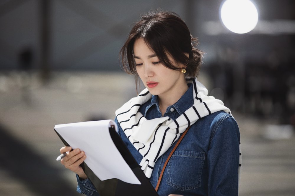 Cách buộc tóc đẹp của nữ diễn viên Song Hye Kyo là điều mà các cô gái nên học hỏi. Với phong cách thanh lịch, nữ tính và quyến rũ, Song Hye Kyo đã luôn thu hút sự chú ý của đông đảo fan hâm mộ trên khắp thế giới. Hãy xem hình ảnh liên quan để tìm kiếm ý tưởng làm tóc tuyệt đẹp như Song Hye Kyo ngay nào!