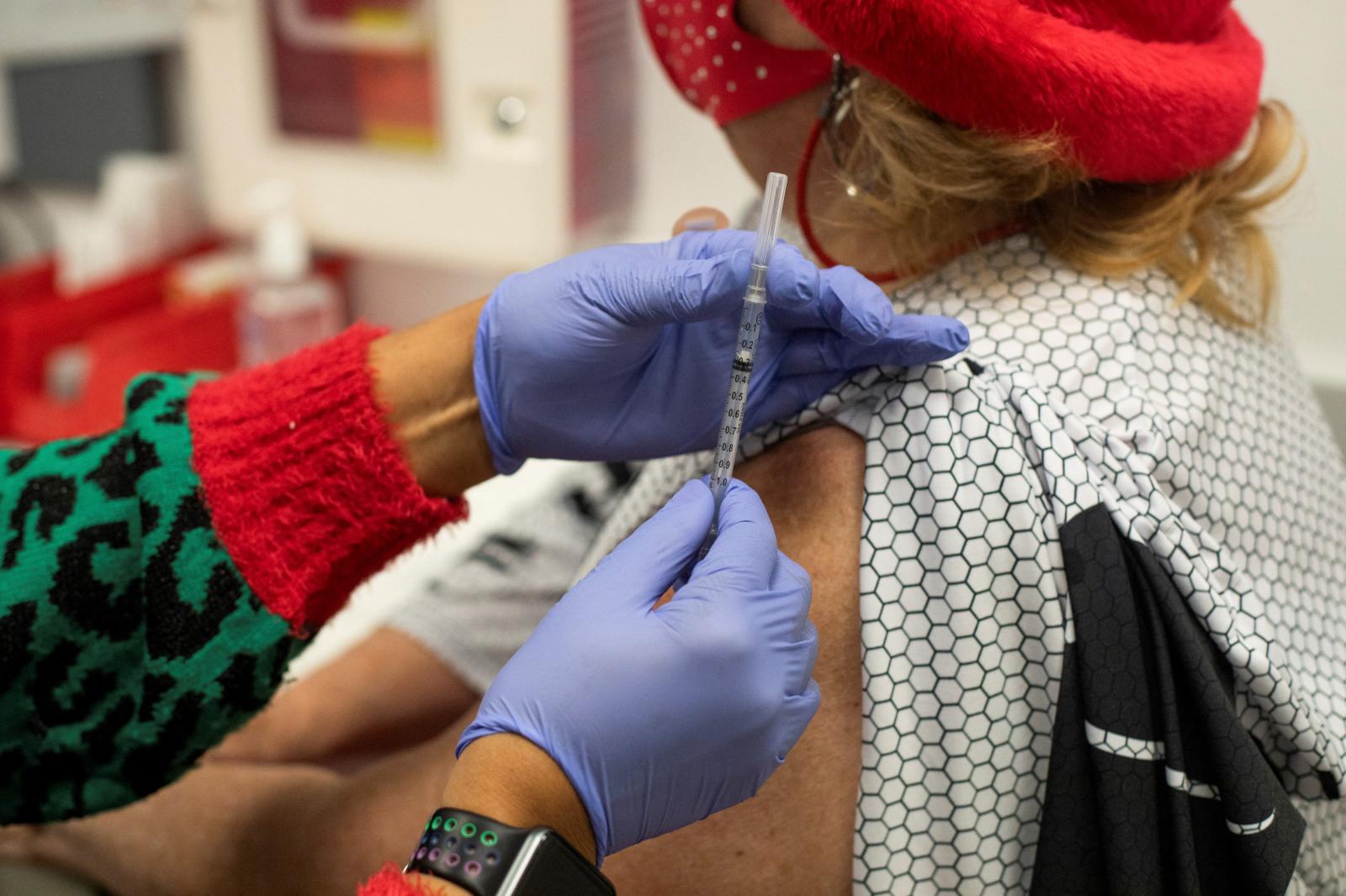 Quân đội Mỹ đang thử nghiệm một loại vắc-xin có thể chống lại tất cả các biến thể COVID-19 - Ảnh 1.
