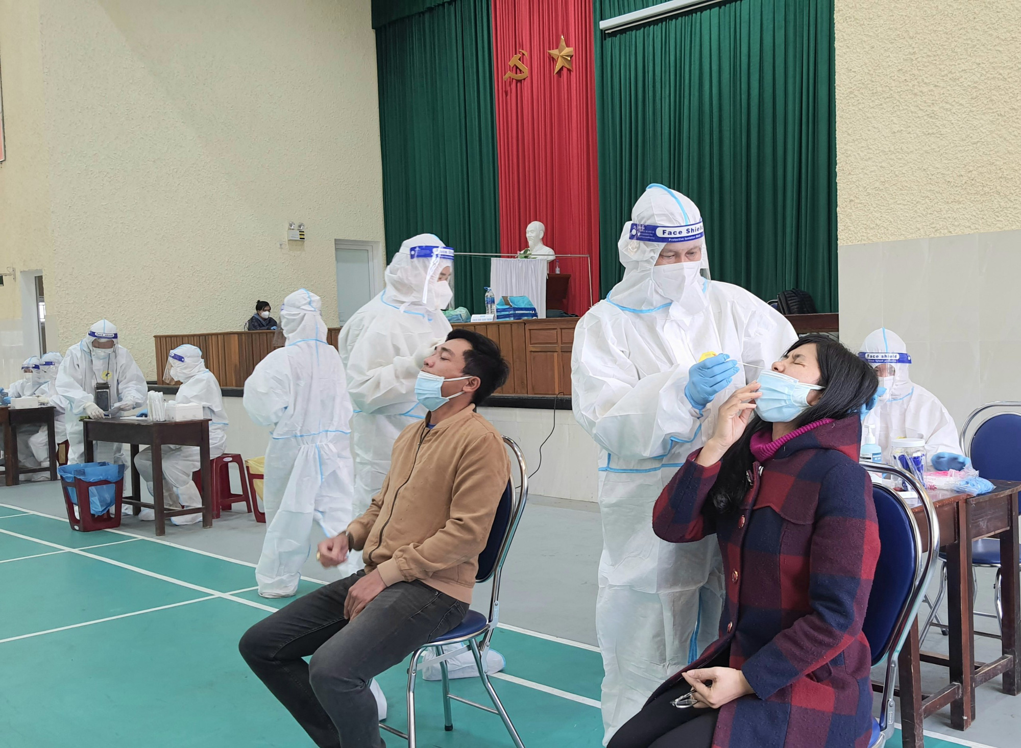 Thừa Thiên Huế thêm nhiều ca mắc COVID-19 mới, vượt mốc 10.000 ca F0 - Ảnh 2. Thừa Thiên Huế thêm nhiều ca mắc COVID-19 mới, vượt mốc 10.000 ca F0 - Ảnh 2.