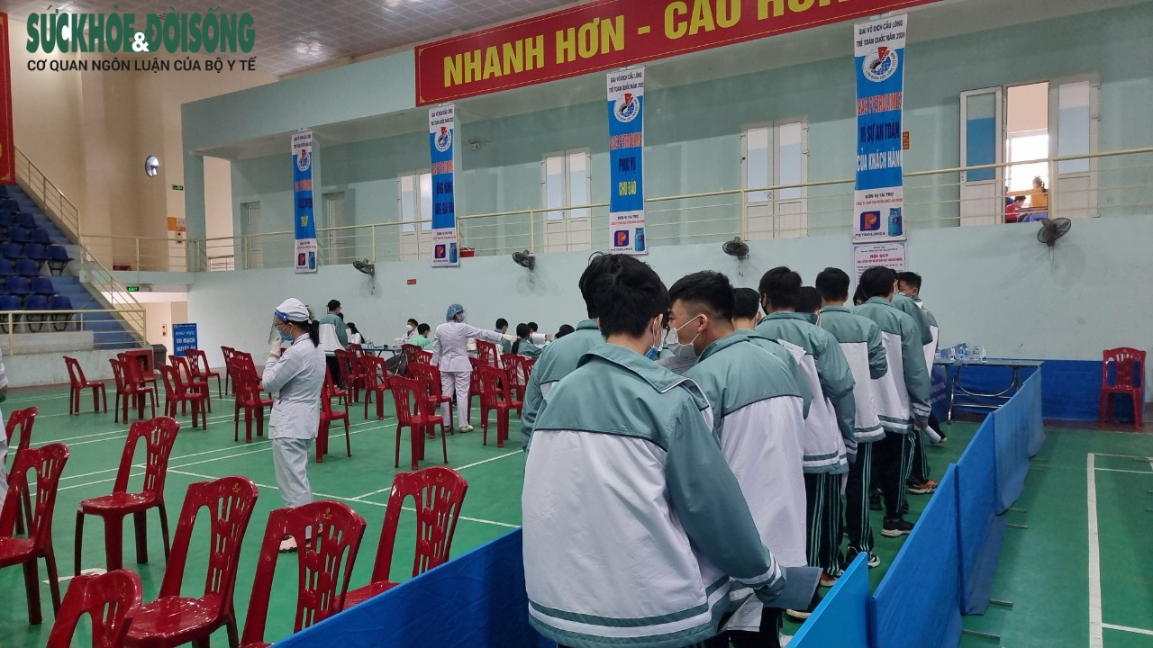 Hải Phòng đồng loạt tiêm mũi 2 ngừa COVID-19 cho học sinh trong tuổi chỉ định - Ảnh 10.