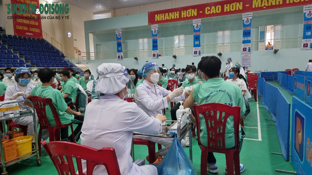 Hải Phòng đồng loạt tiêm mũi 2 ngừa COVID-19 cho học sinh trong tuổi chỉ định - Ảnh 11.