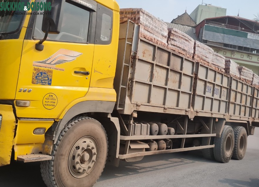 Xe cơi nới thành thùng, chở ‘có ngọn’ tái xuất trên nhiều tuyến đường Hà Nội  - Ảnh 2.