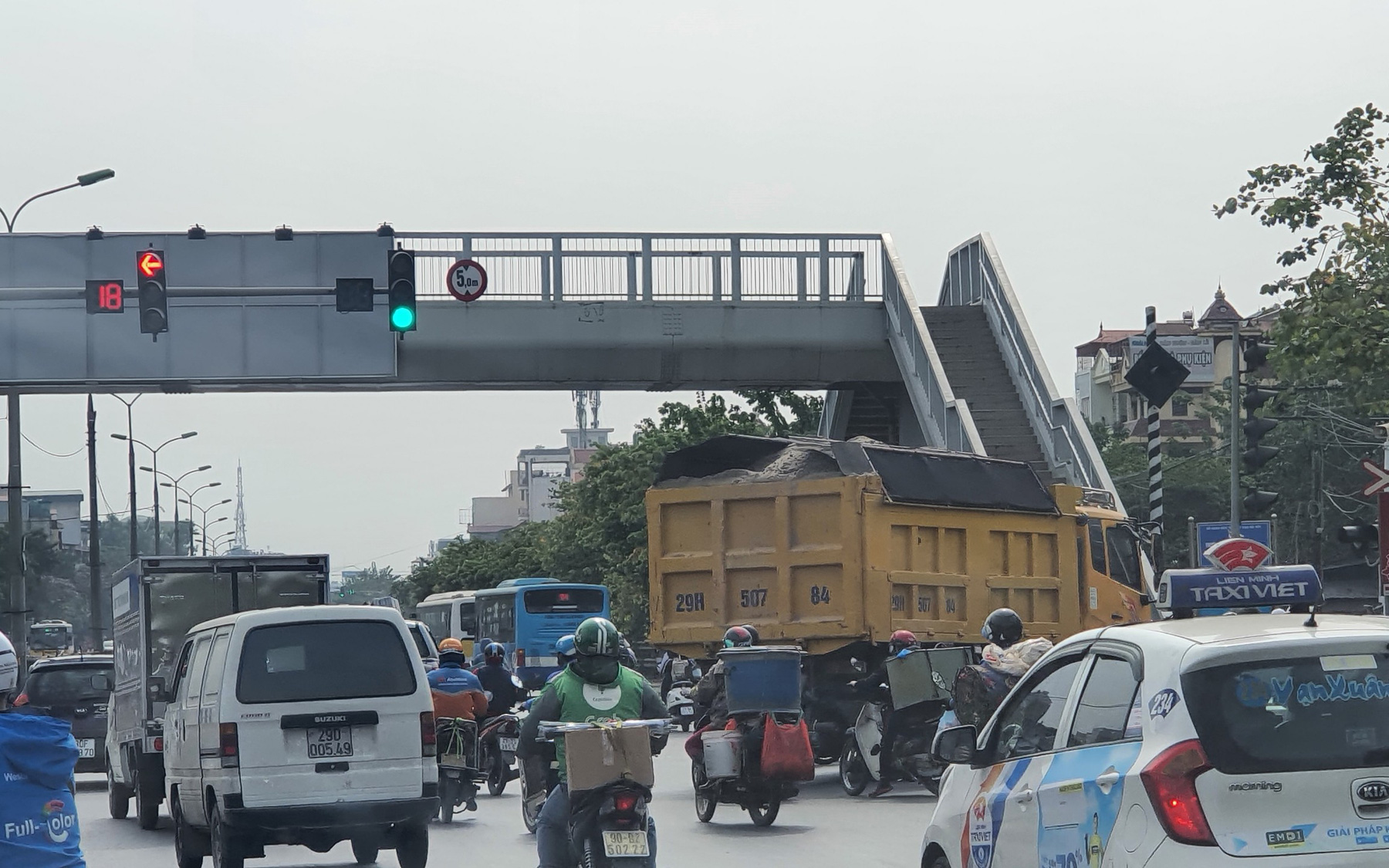 Cuối năm, xe cơi nới thành thùng, chở ‘có ngọn’ tái xuất ở Hà Nội 