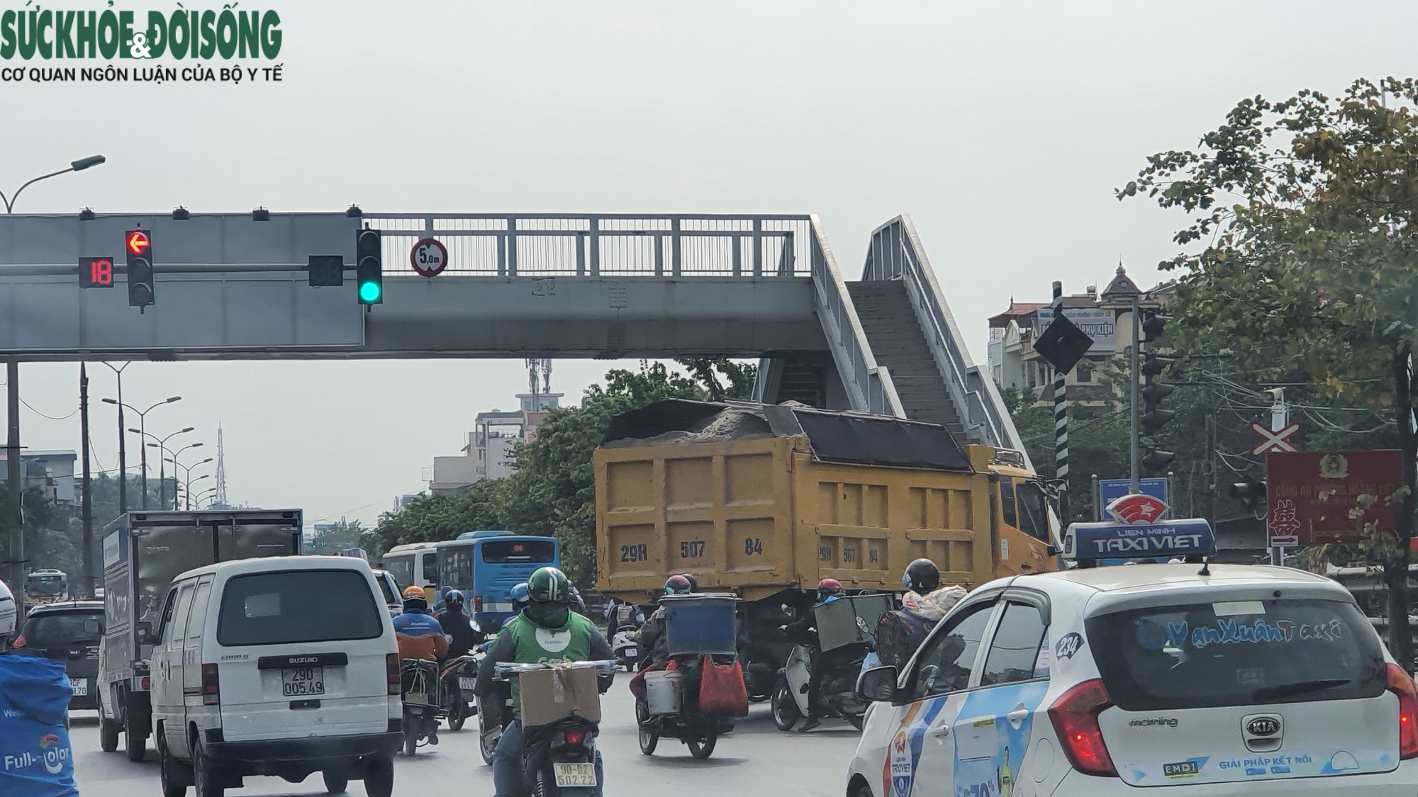 Xe cơi nới thành thùng, chở ‘có ngọn’ tái xuất trên nhiều tuyến đường Hà Nội  - Ảnh 14.