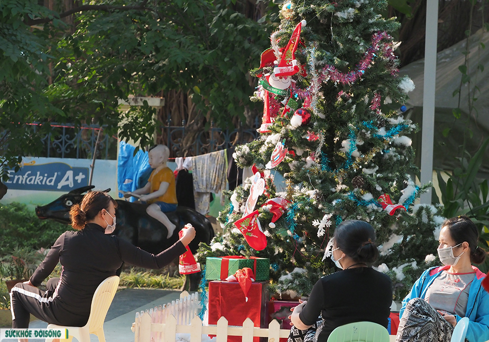 Dựng cây thông Noel trong khu điều trị F0 - Góp phần chăm sóc toàn diện về thể chất, tinh thần, vật chất cho người bệnh - Ảnh 2.