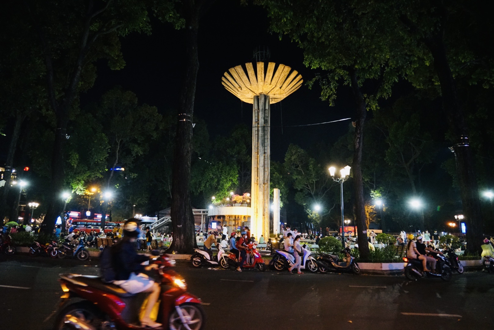 Sài Gòn nhộn nhịp đêm Giáng sinh, người dân 