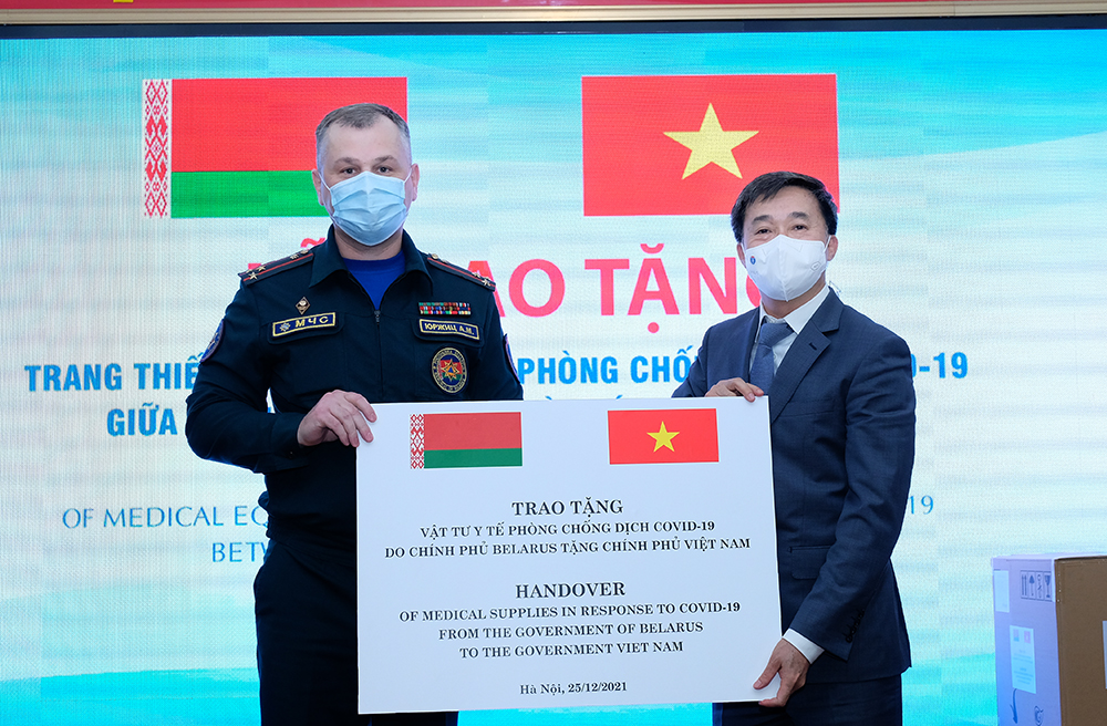 Việt Nam và Belarus trao tặng trang thiết bị phòng chống dịch COVID-19 - Ảnh 2.