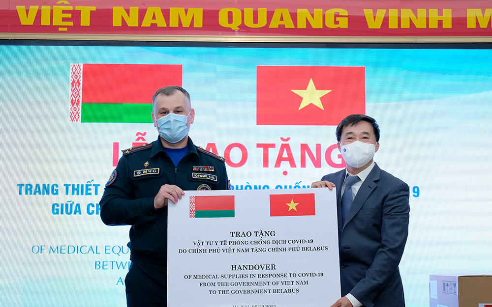 Việt Nam và Belarus trao tặng trang thiết bị phòng chống dịch COVID-19