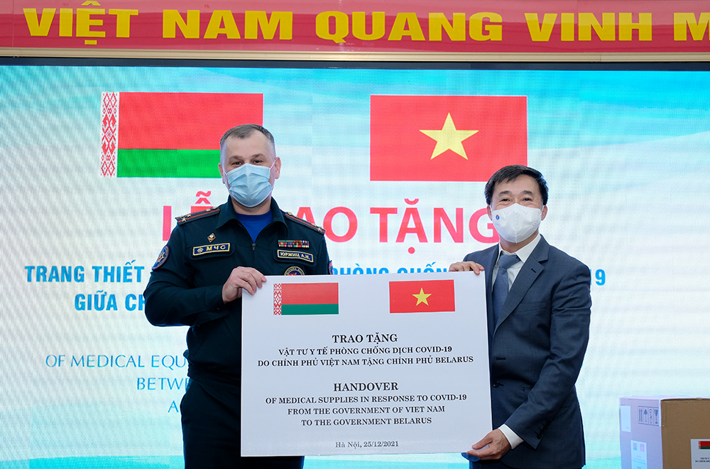 Việt Nam và Belarus trao tặng trang thiết bị phòng chống dịch COVID-19 - Ảnh 1.