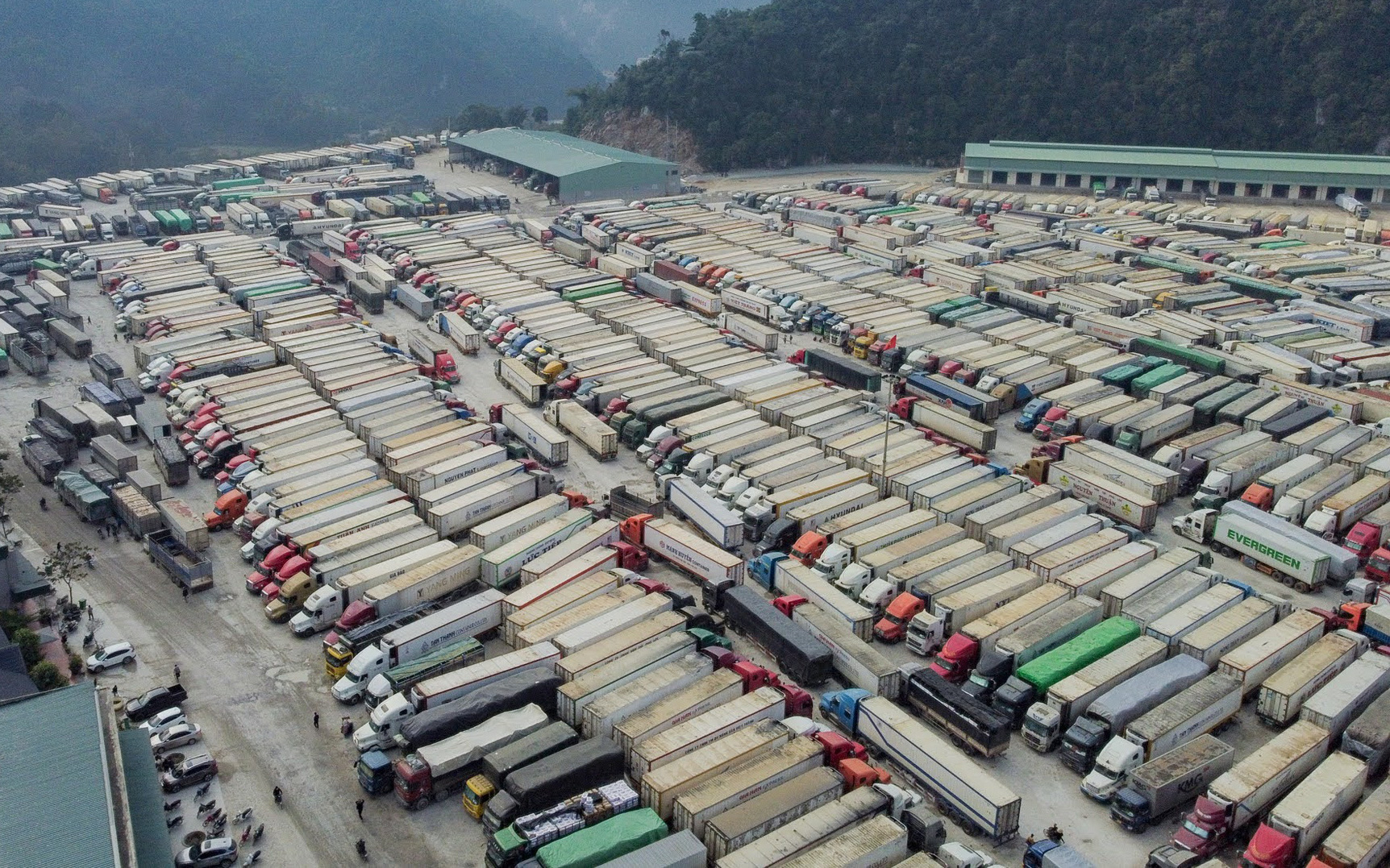 Phó Thủ tướng Lê Văn Thành: "Giải phóng" sớm nhất hơn 5.000 container đang ùn ứ tại các cửa khẩu 