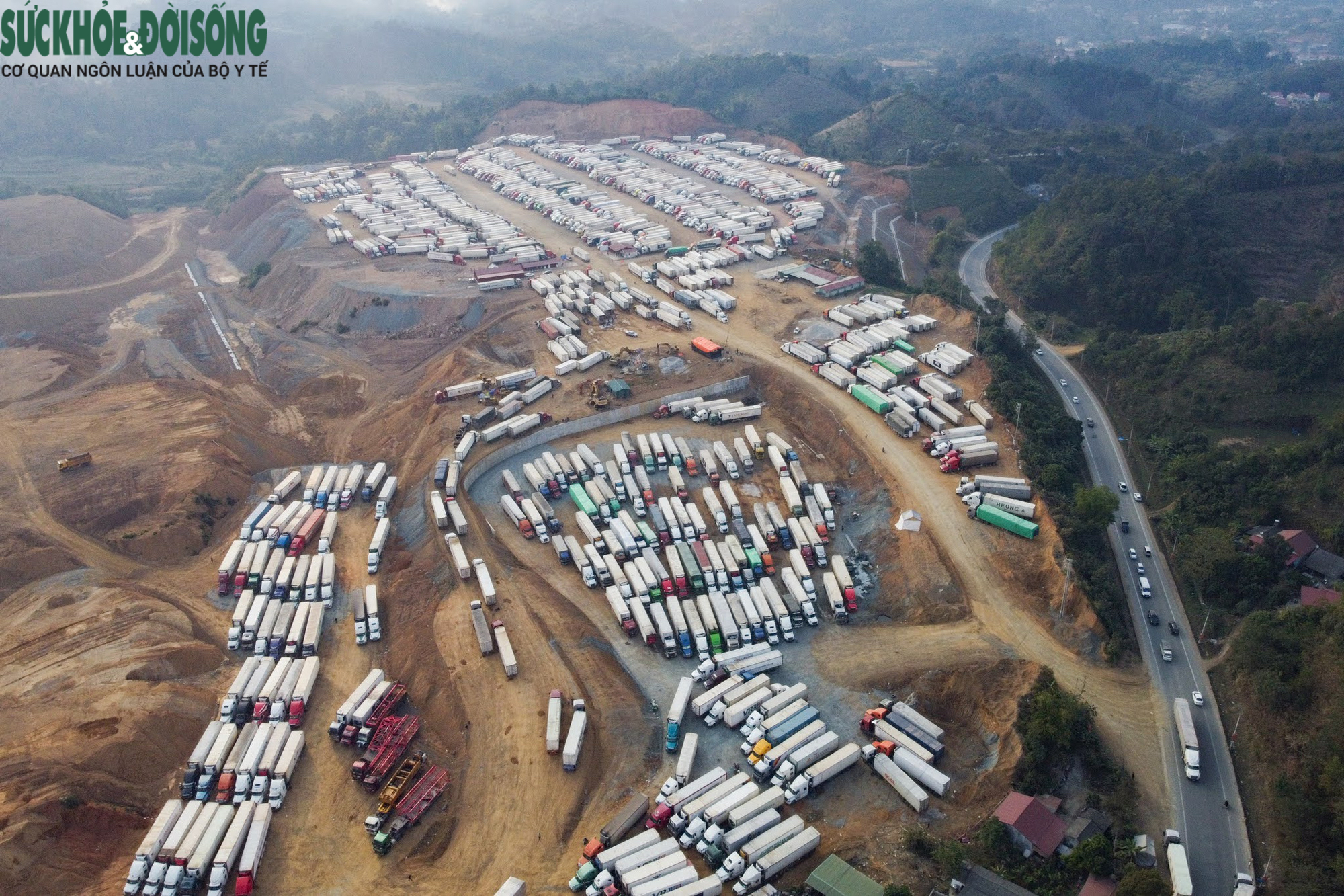 Hàng nghìn xe chở nông sản ùn ứ ở cửa khẩu gây áp lực lớn cho Lạng Sơn trong công tác phòng dịch - Ảnh 2.