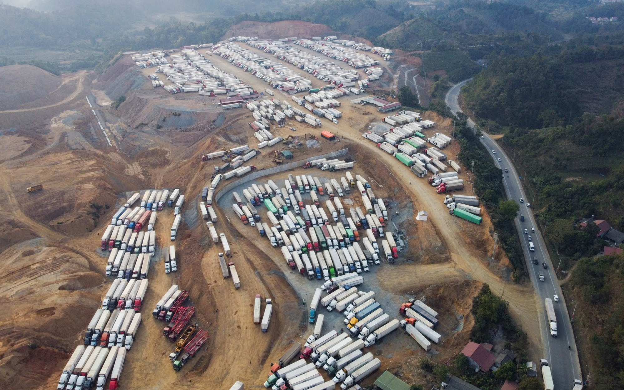 Hàng nghìn xe chở nông sản ùn ứ ở cửa khẩu gây áp lực lớn cho Lạng Sơn trong công tác phòng dịch