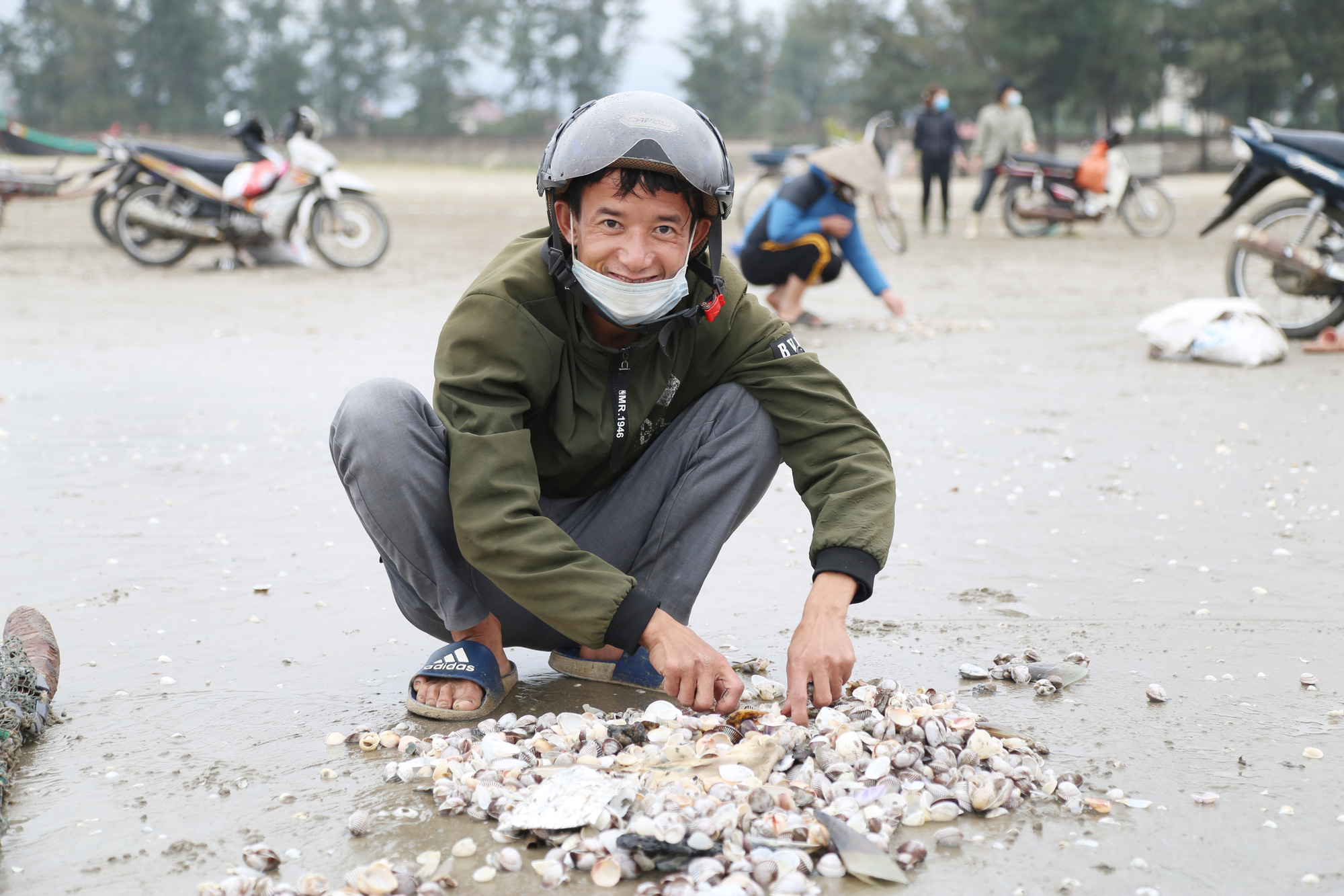 Ra biển mùa gió chướng, ngư dân Hà Tĩnh hứng &quot;mưa sò huyết&quot; - Ảnh 5.