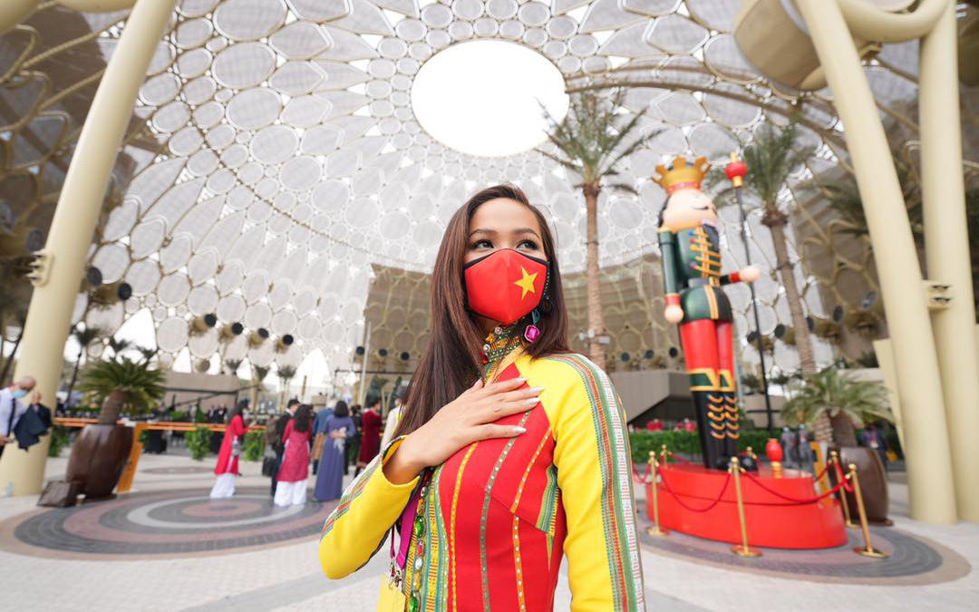 Hoa hậu H’Hen Niê quảng bá áo dài Việt tại World Expo Dubai 2020