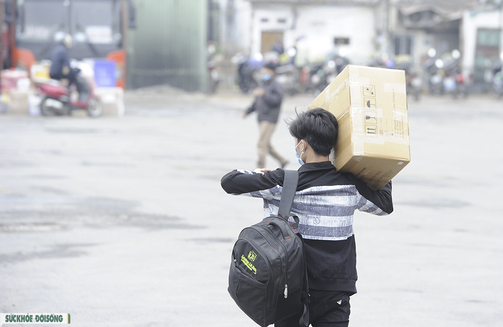 Hà Nội: Người dân lỉnh kỉnh đồ về quê nghỉ Tết dương lịch trong tiết trời lạnh - Ảnh 4.