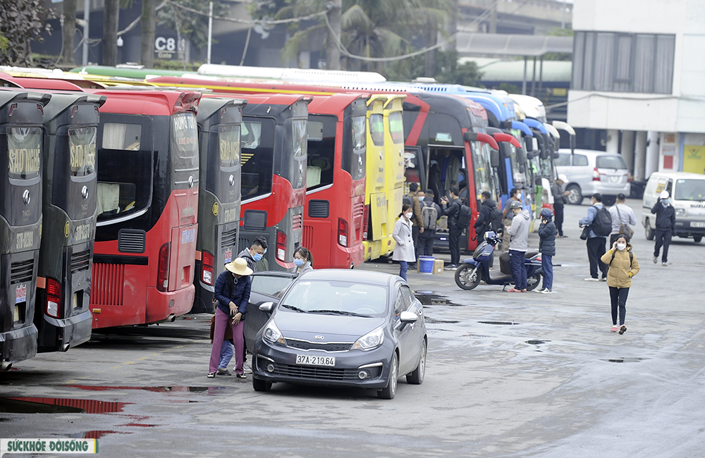 Hà Nội: Người dân lỉnh kỉnh đồ về quê nghỉ Tết dương lịch trong tiết trời lạnh - Ảnh 6.