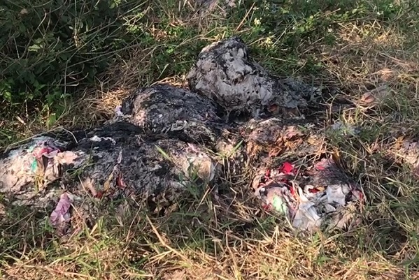 Thêm một bãi đốt rác thải công nghiệp bị đốt trộm gần thôn Chương Lộc.