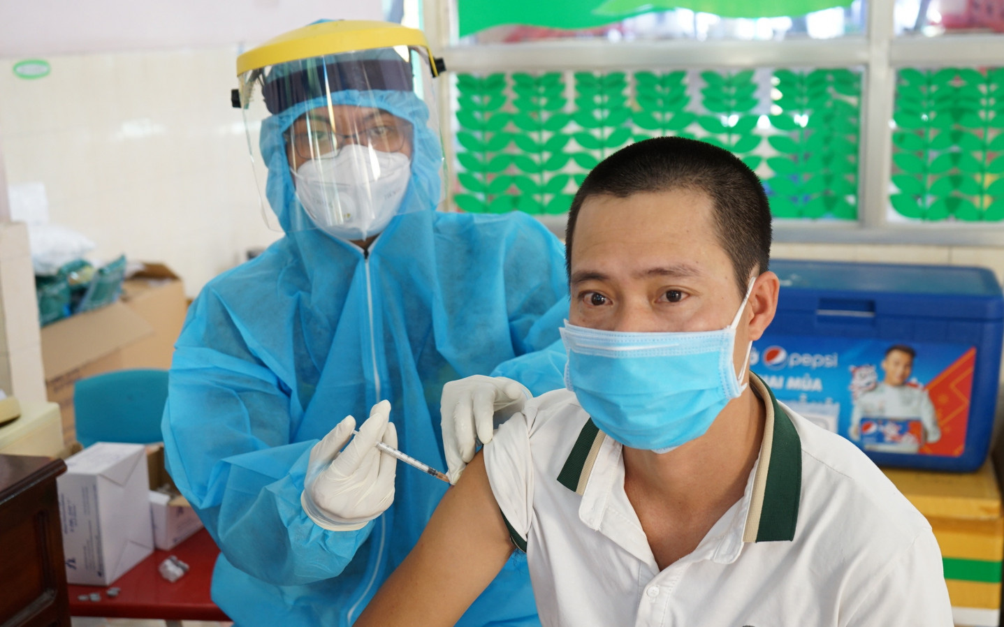 Chiều 9/12: Việt Nam tiêm vượt mốc 130 triệu liều vaccine phòng COVID-19; chỉ còn 2 tỉnh tiêm mũi 1 dưới 80%