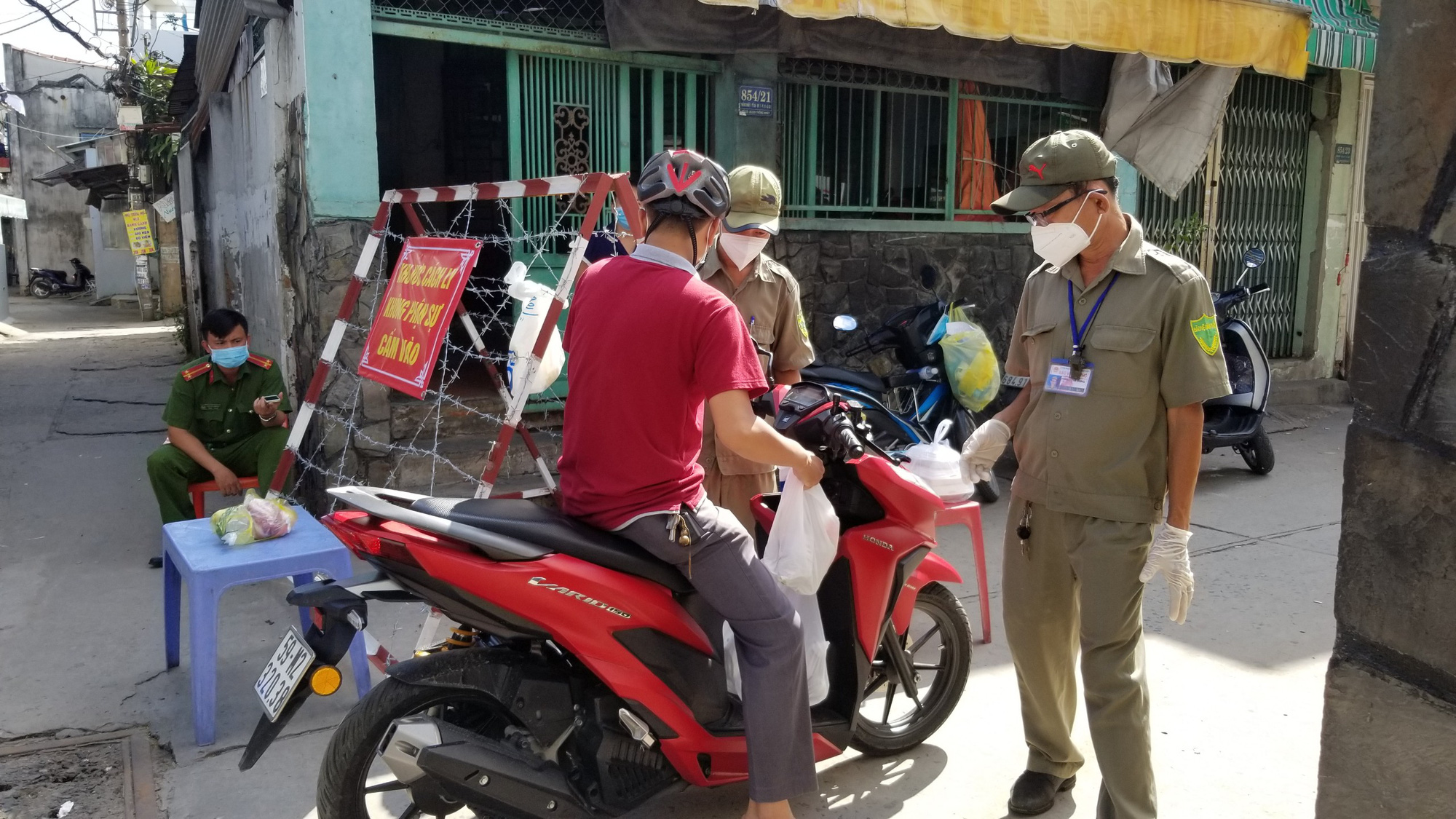 Diễn biến dịch ngày 30/5: Không để dịch COVID-19 ở Bắc Giang, Bắc Ninh lây ra vùng an toàn khác - Ảnh 11. Diễn biến dịch ngày 30/5: Không để dịch COVID-19 ở Bắc Giang, Bắc Ninh lây ra vùng an toàn khác - Ảnh 11.