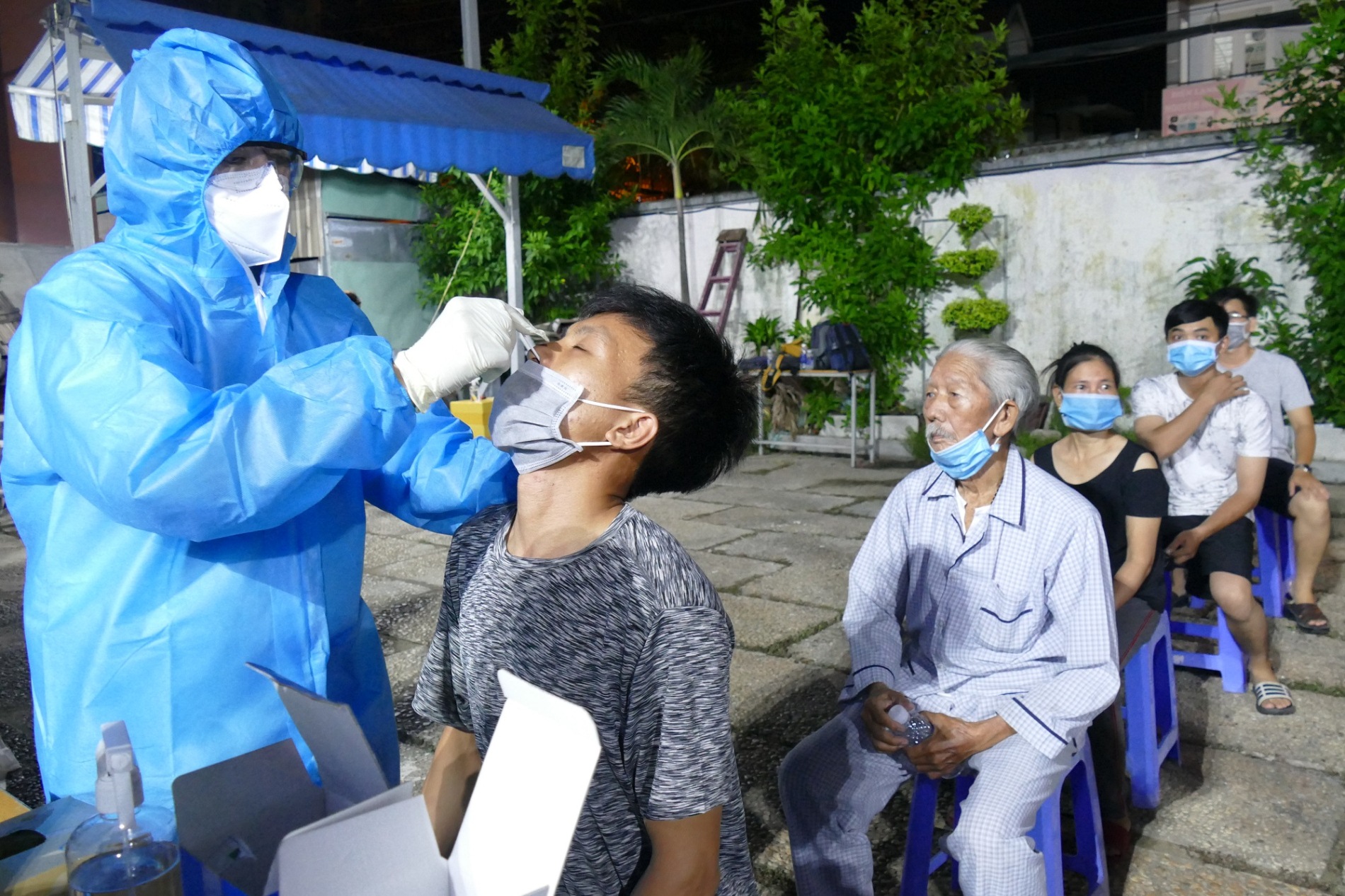 Diễn biến dịch ngày 25/6: Cách ly y tế tạm thời toàn bộ Bệnh viện Đa khoa Sa Đéc - Ảnh 18. Diễn biến dịch ngày 25/6: Cách ly y tế tạm thời toàn bộ Bệnh viện Đa khoa Sa Đéc - Ảnh 18.