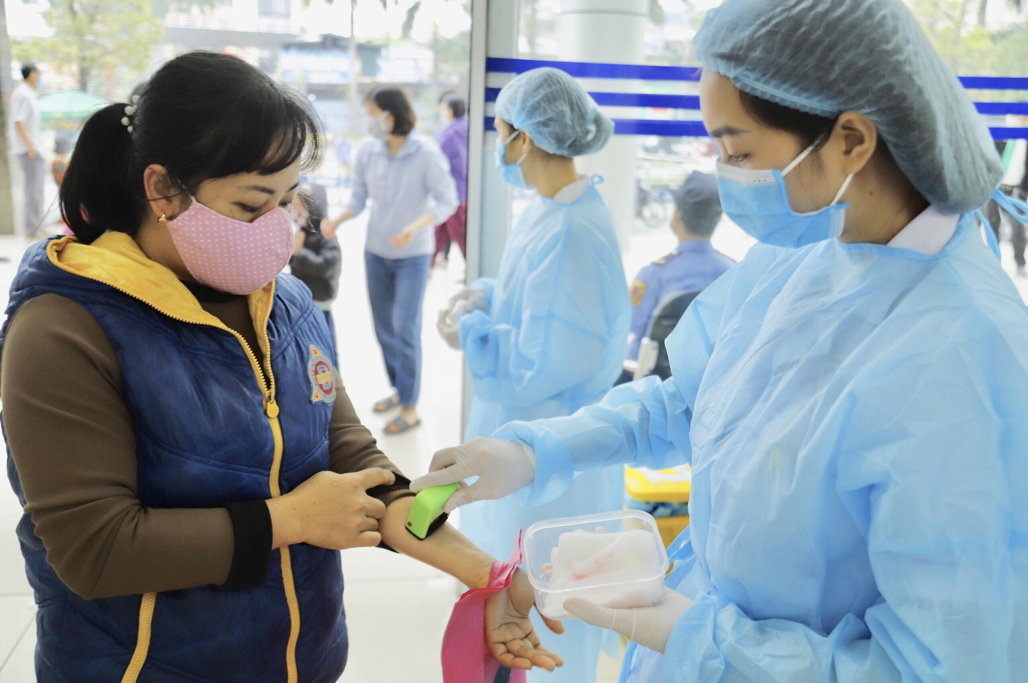 Y tế Diễn biến dịch ngày 19/7 :Hơn 6.800 cán bộ, bác sĩ, nhân viên y tế đã được điều động đến TP Hồ Chí Minh và các tỉnh phía Nam  - Ảnh 2.
