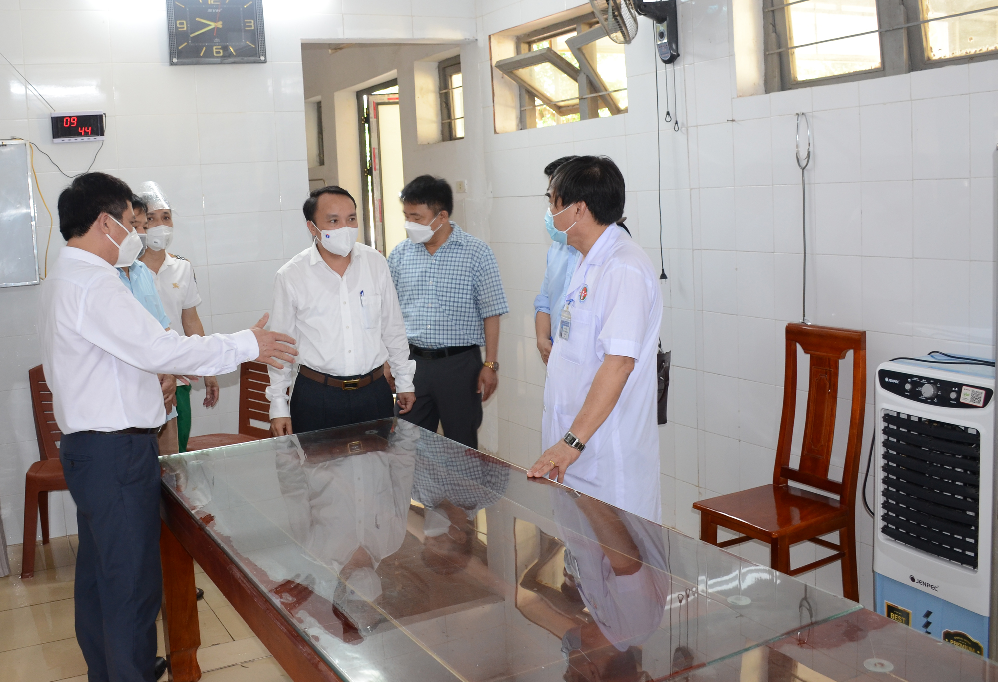 Diễn biến dịch ngày 24/6: “Tiêm đến đâu an toàn đến đó” - Ảnh 4. Diễn biến dịch ngày 24/6: “Tiêm đến đâu an toàn đến đó” - Ảnh 4.