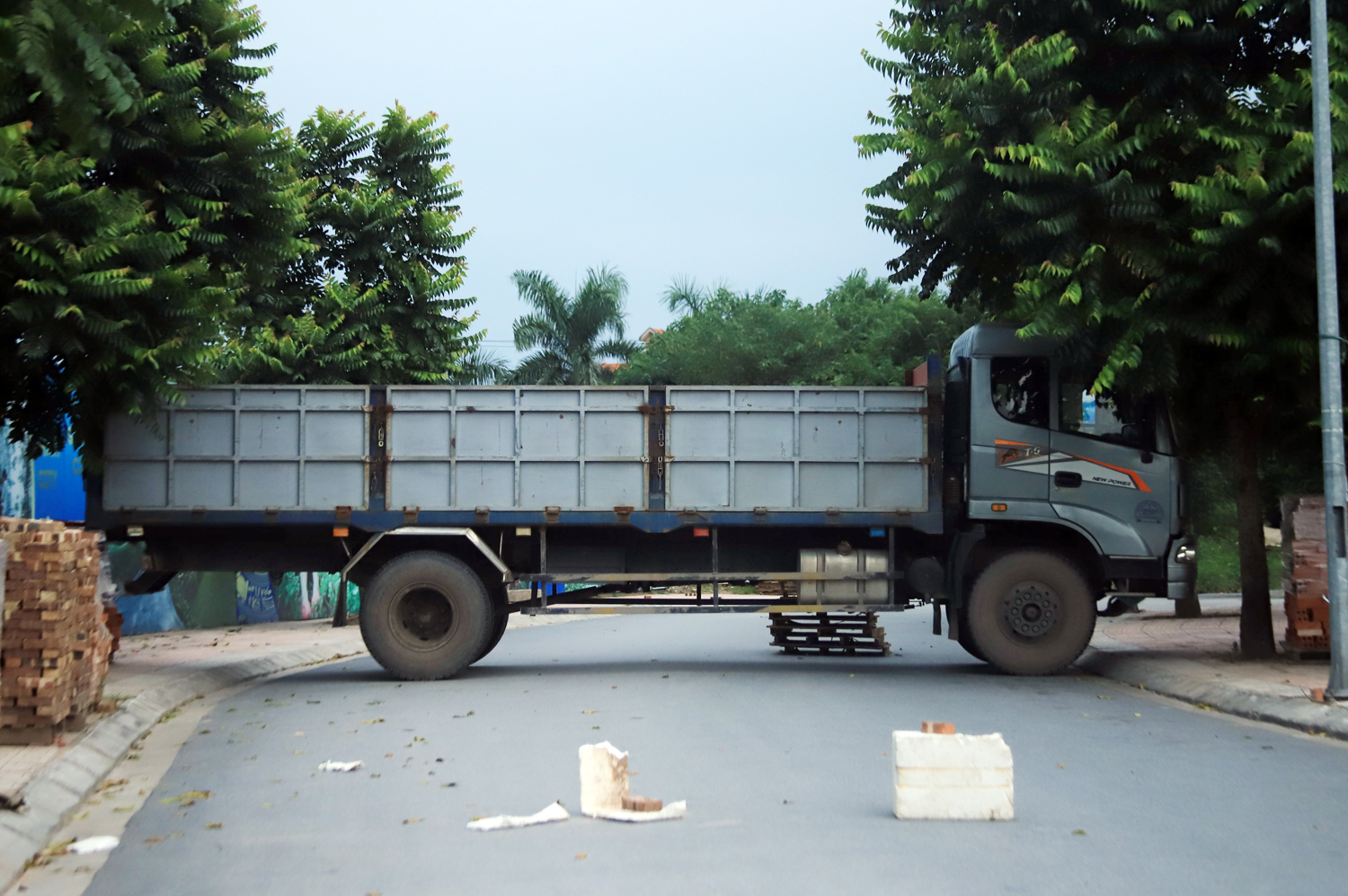 Hà Nội: Dùng thùng container, xe tải, ống cống làm chốt cứng kiểm soát dịch COVID-19 - Ảnh 9.