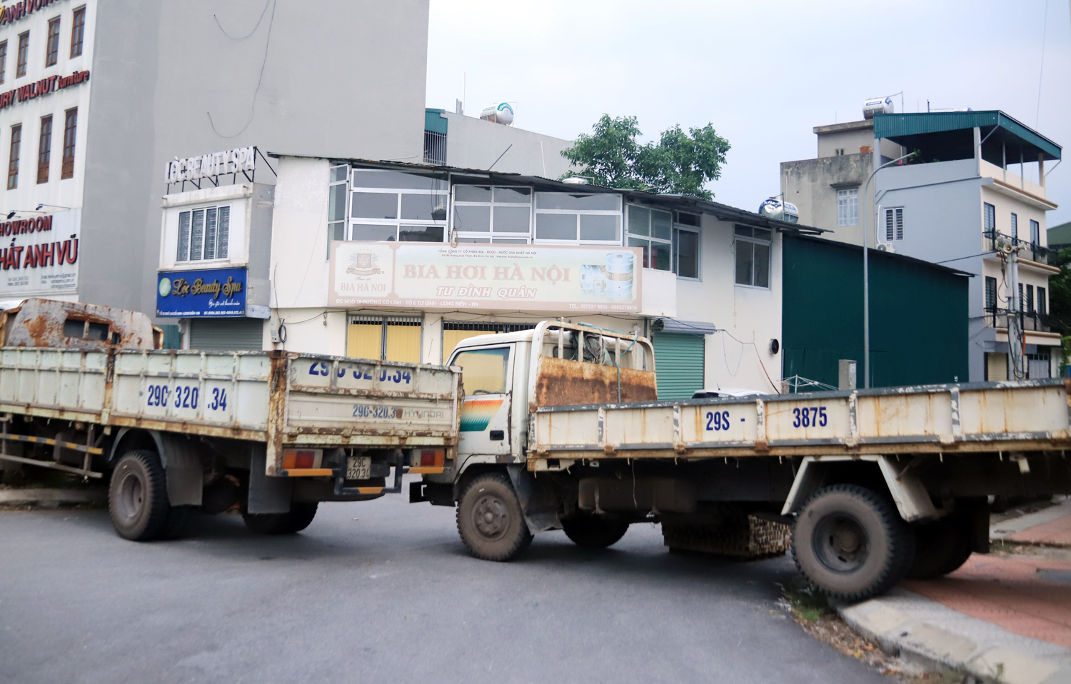 Hà Nội: Dùng thùng container, xe tải, ống cống làm chốt cứng kiểm soát dịch COVID-19 - Ảnh 8.