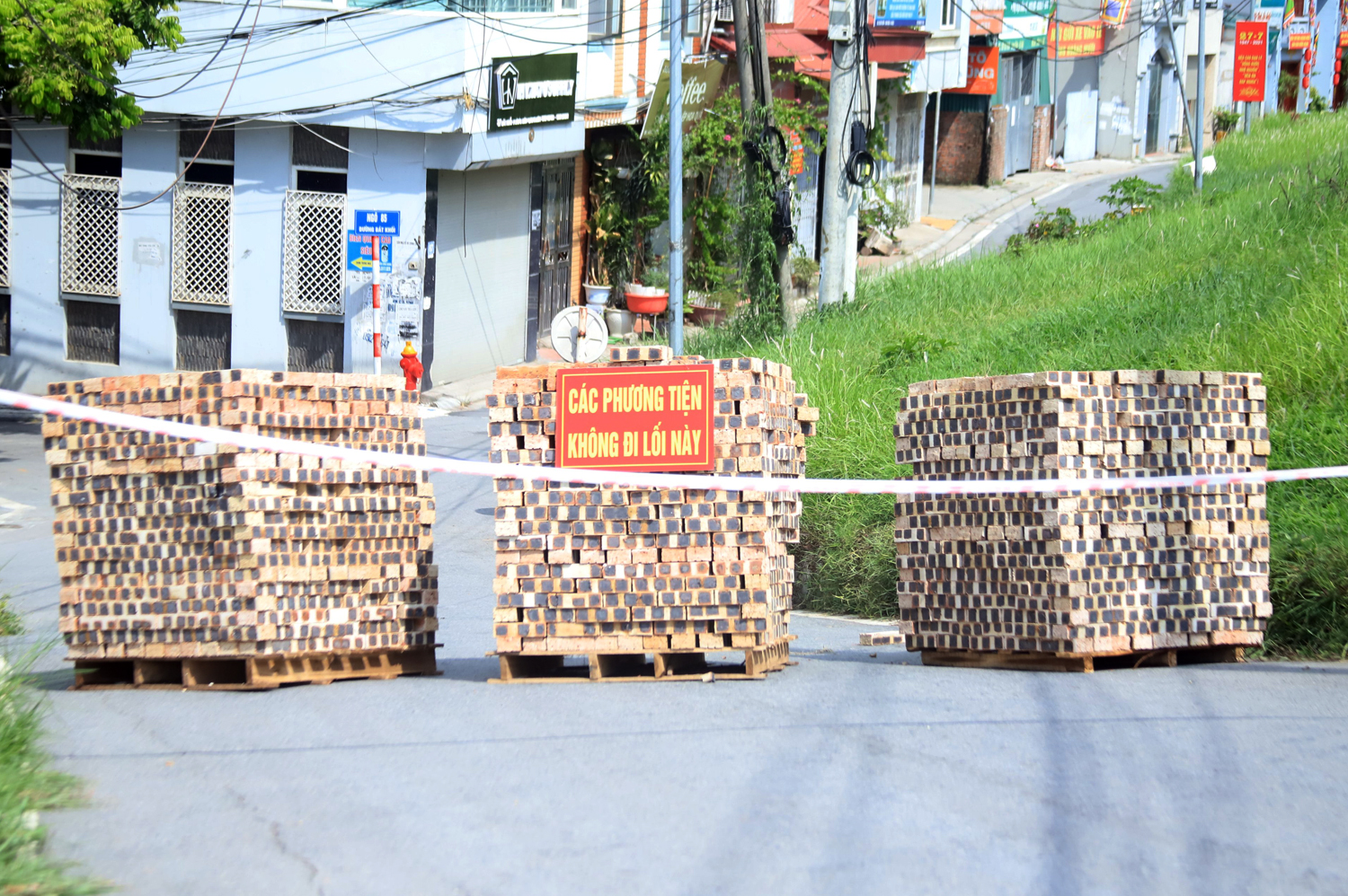 Hà Nội: Dùng thùng container, xe tải, ống cống làm chốt cứng kiểm soát dịch COVID-19 - Ảnh 11.