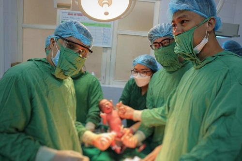 Sản phụ sinh song thai, một bé còn trong bọc ối - Ảnh 2.