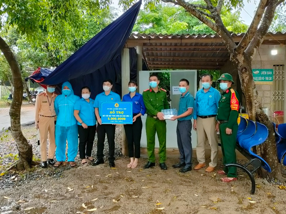 Chuyện nghi tại chốt kiểm soát phòng, chống dịch COVID-19: Màu áo xanh tình nguyện 24/24 có mặt tại chốt - Ảnh 5.