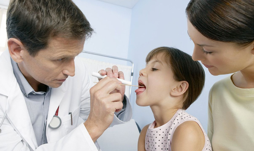 Viêm loét miệng lưỡi ở trẻ kéo dài cό thể là dấu hiệu của những bệnh lý nặng - Ảnh 3.
