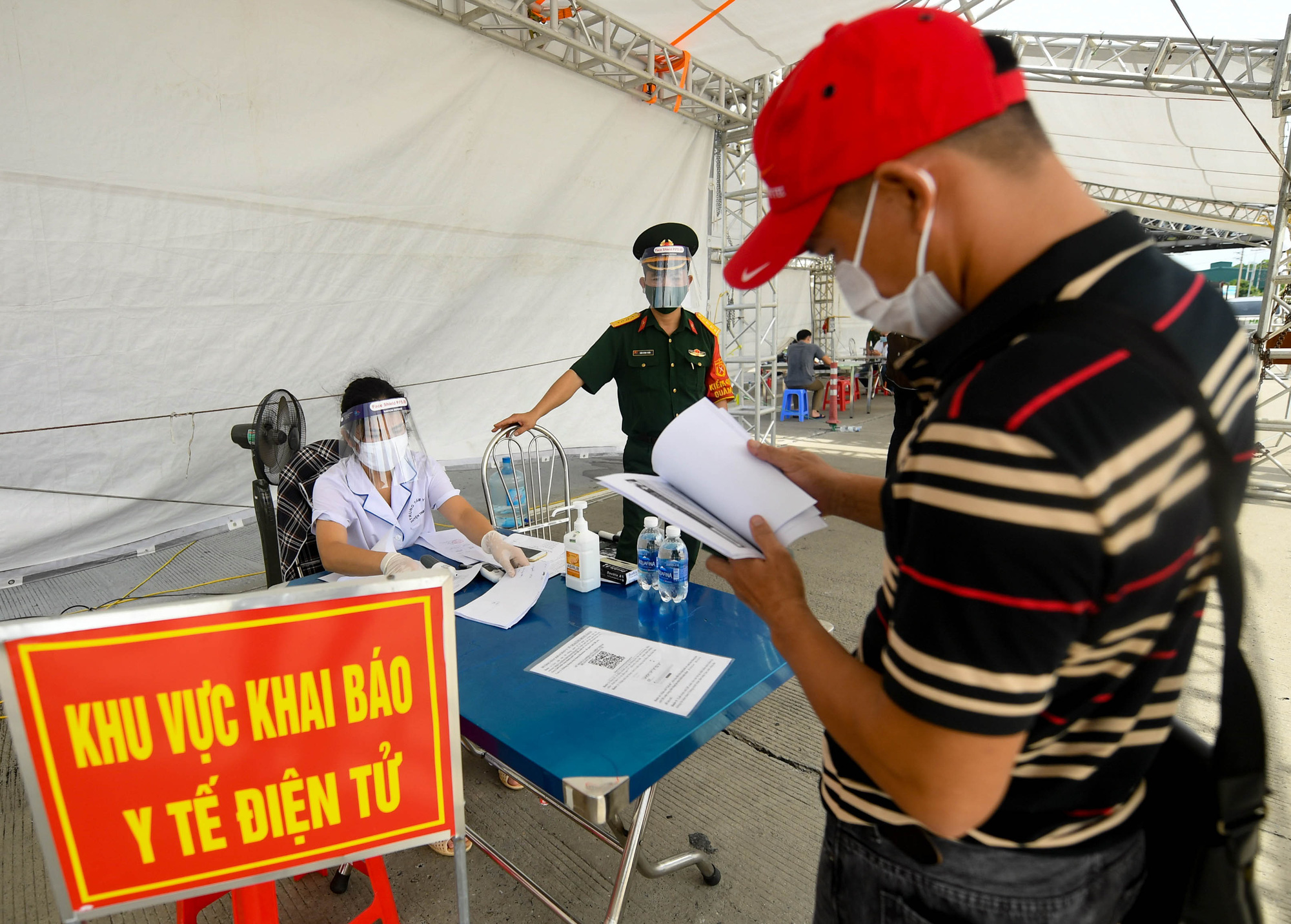 Việt Nam chính thức dừng khai báo y tế nội địa - Ảnh 1.