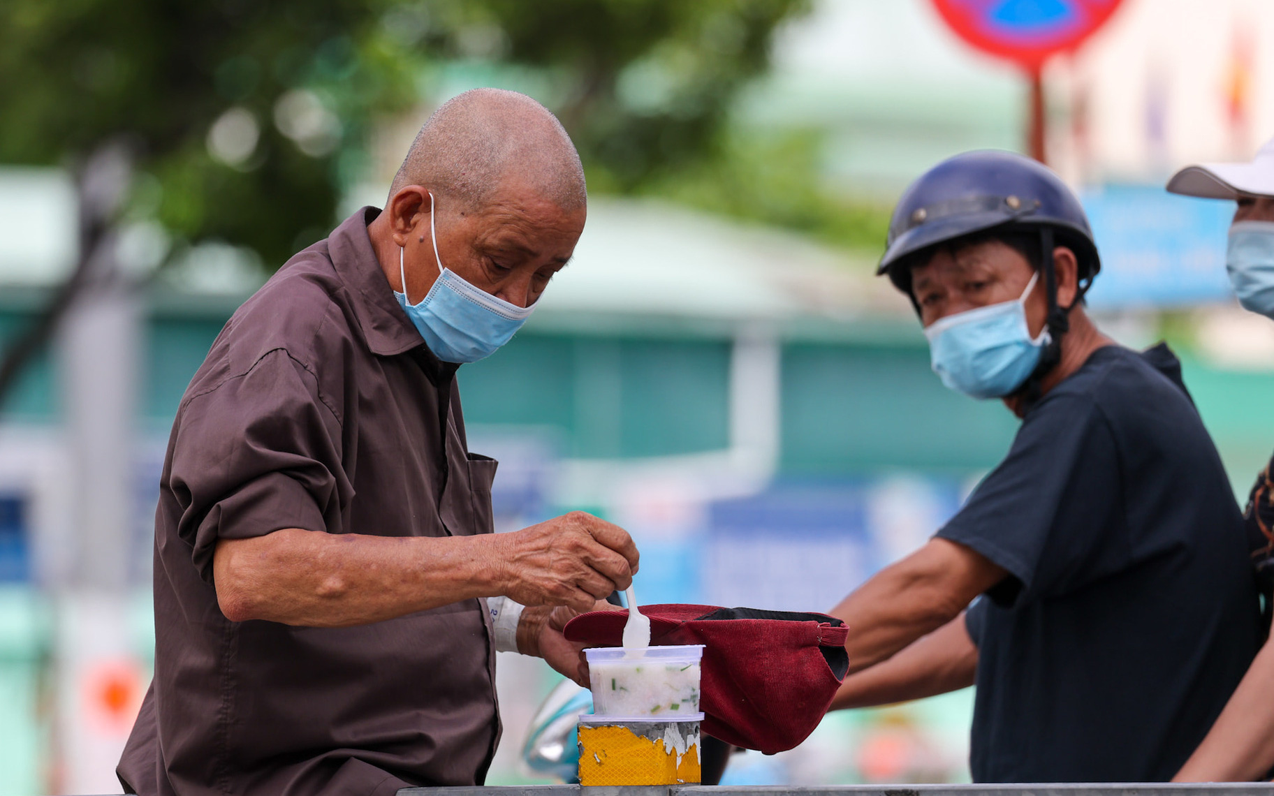 Thư Sài Gòn (số 15): Người yếu thế ở Sài Gòn và câu chuyện niềm tin đi qua COVID-19