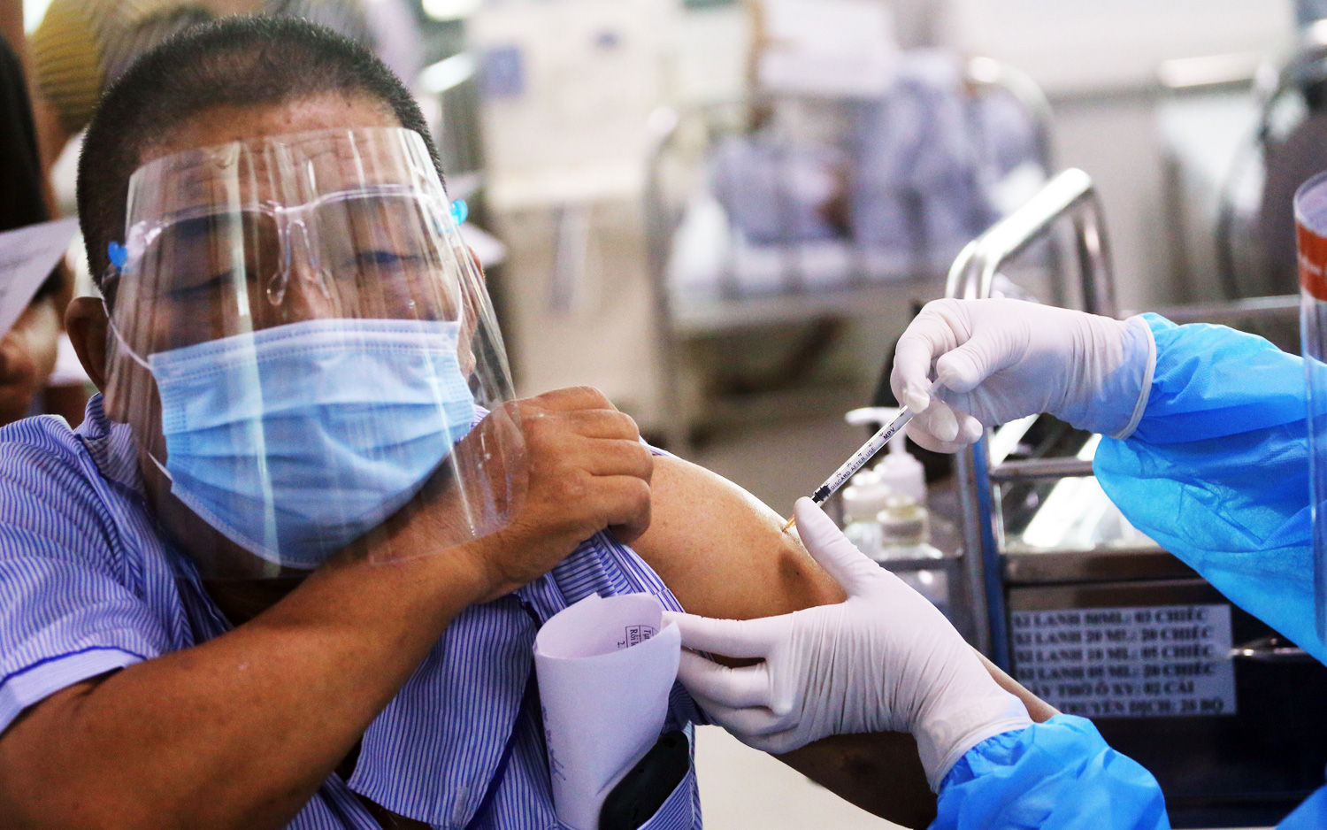 [Ảnh] Gần 300 bệnh nhân chạy thận nhân tạo được tiêm vaccine phòng COVID-19 ở Hà Nội