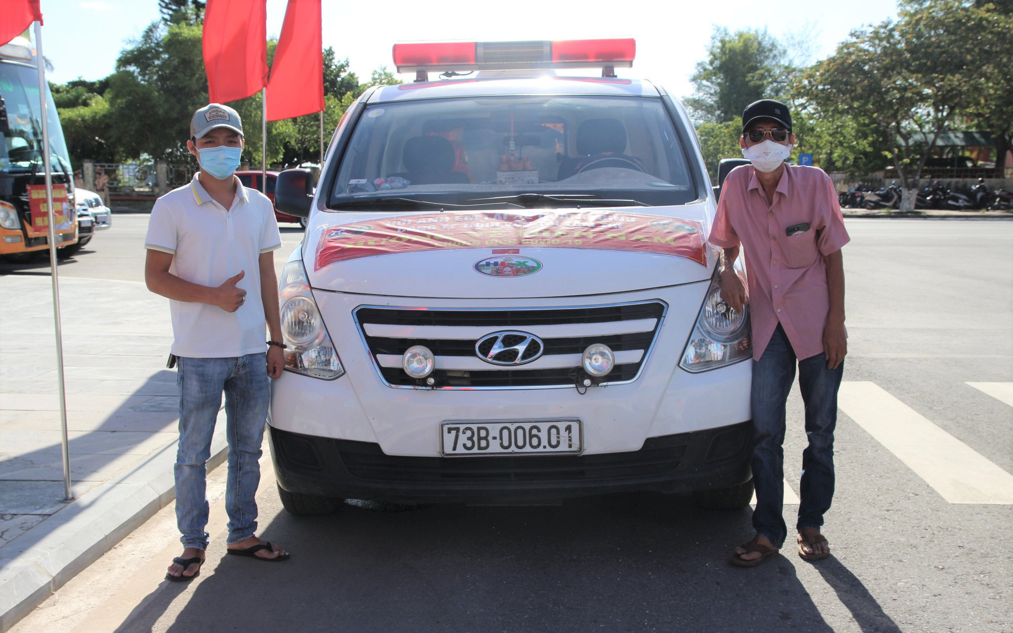9X cùng ba lái xe cứu thương vào TP. HCM hỗ trợ chống dịch