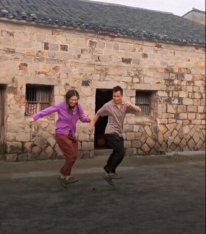 Vợ chồng nông dân nhảy điệu shuffle đang gây sốt mạng xã hội: Sự thật bất ngờ - Ảnh 6.