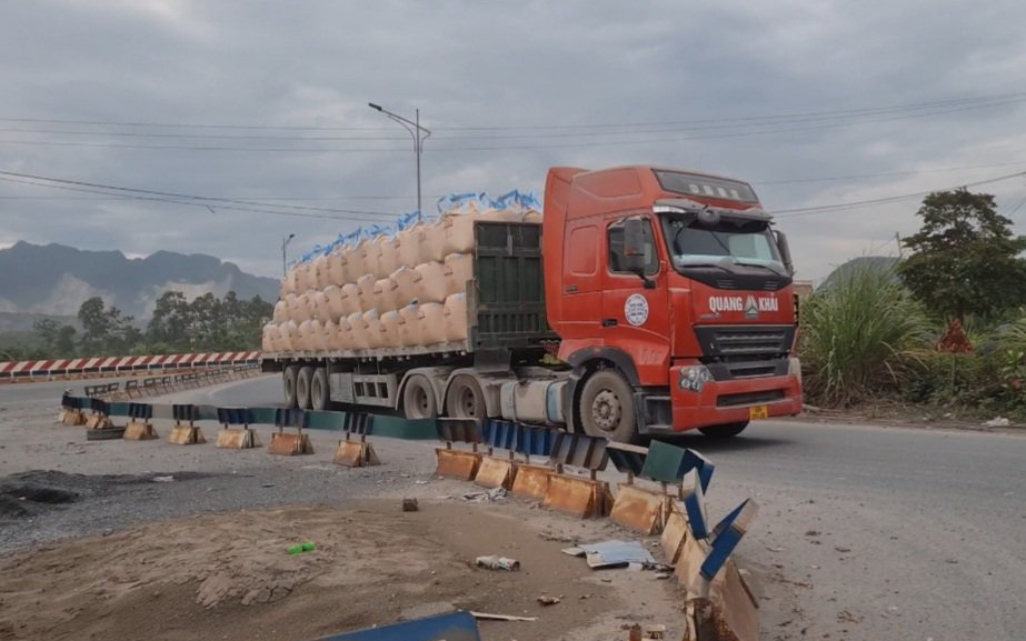 Hà Nam: Xe tải chở xi măng đi ngược chiều, thách thức pháp luật