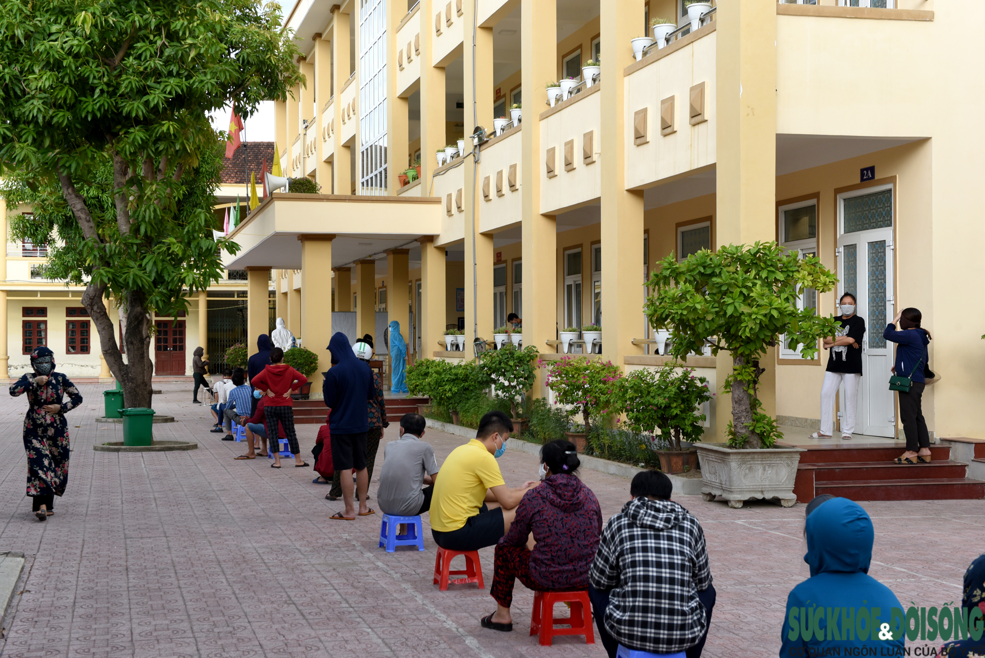 Nghệ An tổng lực lấy mẫu xét nghiệm các trường hợp liên qua đến chợ đầu mối Vinh. - Ảnh 9.