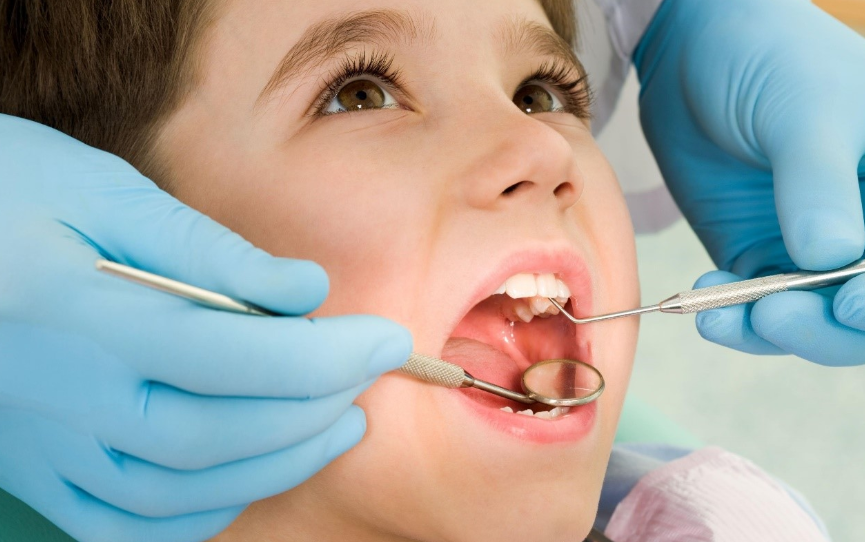Khám răng và miệng là một trong những cách giúp bác sỹ chuẩn đoán thiếu sắt.