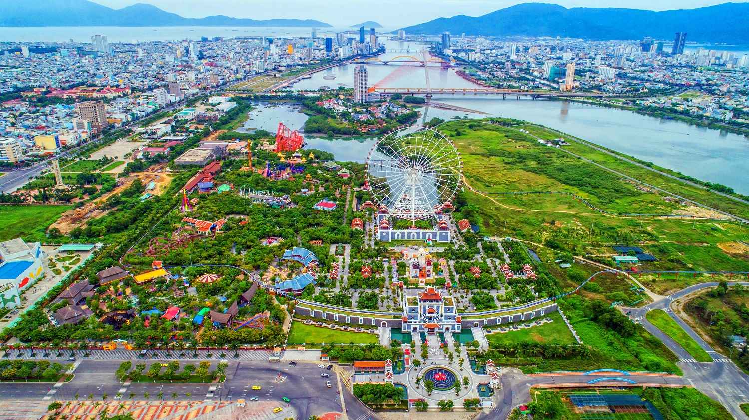 Sun World là khu du lịch vui chơi giải trí lớn tại Việt Nam, với nhiều hoạt động, trò chơi và cảnh quan đẹp mắt. Hãy đến và khám phá một thế giới đầy màu sắc, được bao phủ bởi ánh nắng và sức sống của thiên nhiên.