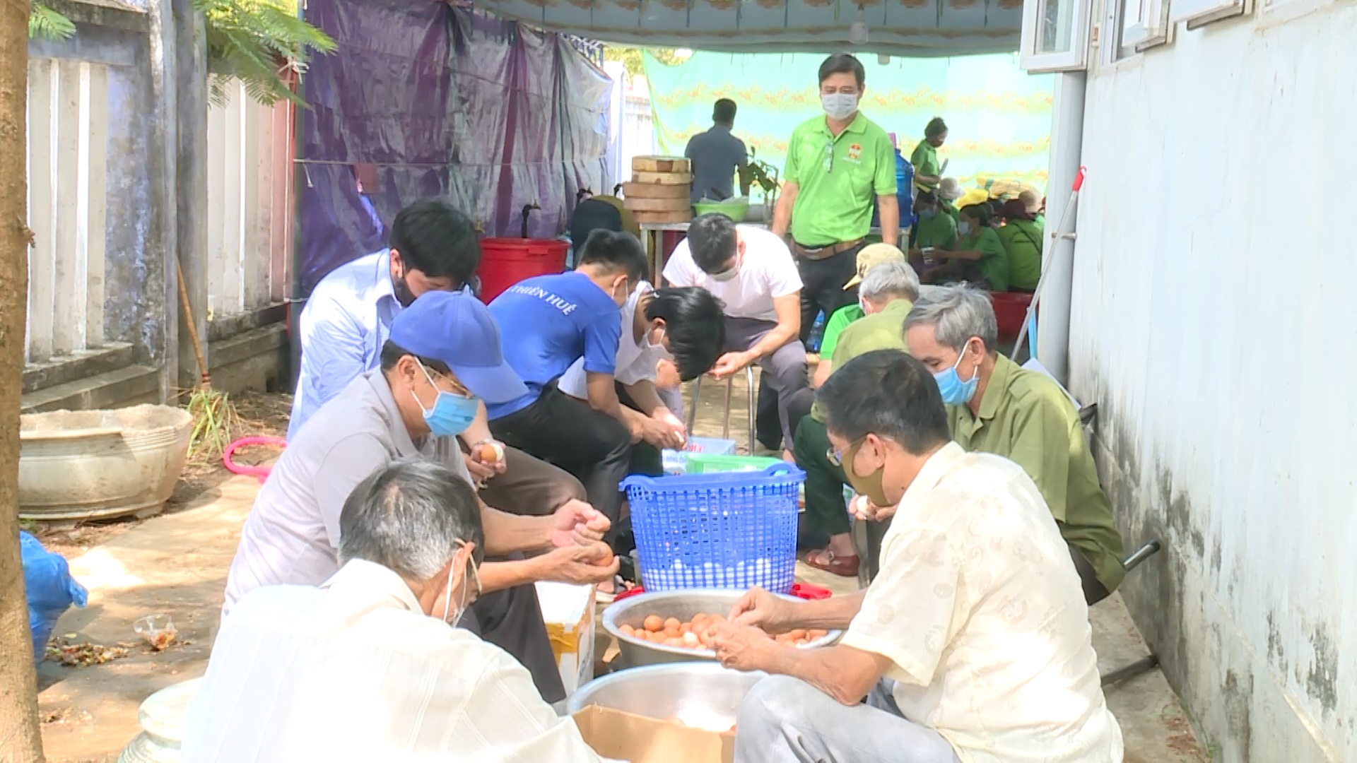 Những cựu chiến binh trên mặt trận chống COVID-19  - Ảnh 1.