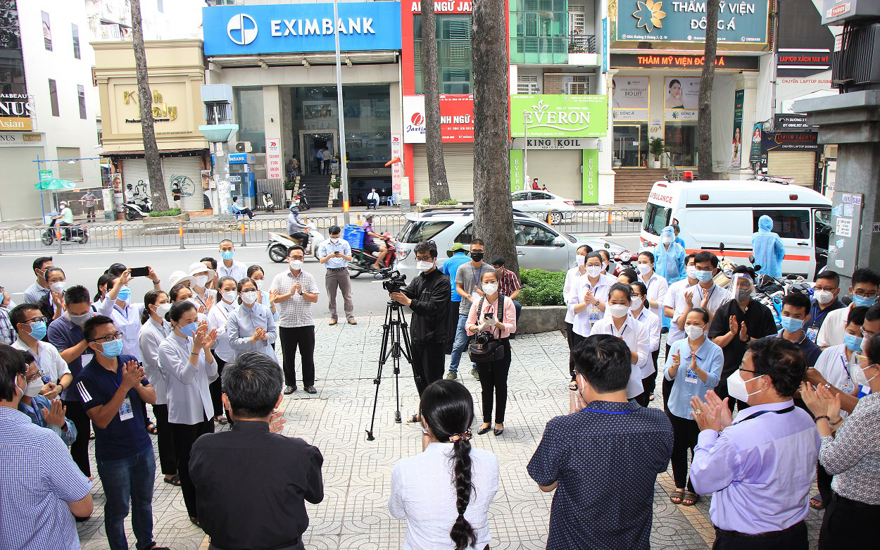 Thêm 115 tình nguyện viên các tôn giáo vào tuyến đầu hỗ trợ điều trị bênh nhân COVID-19